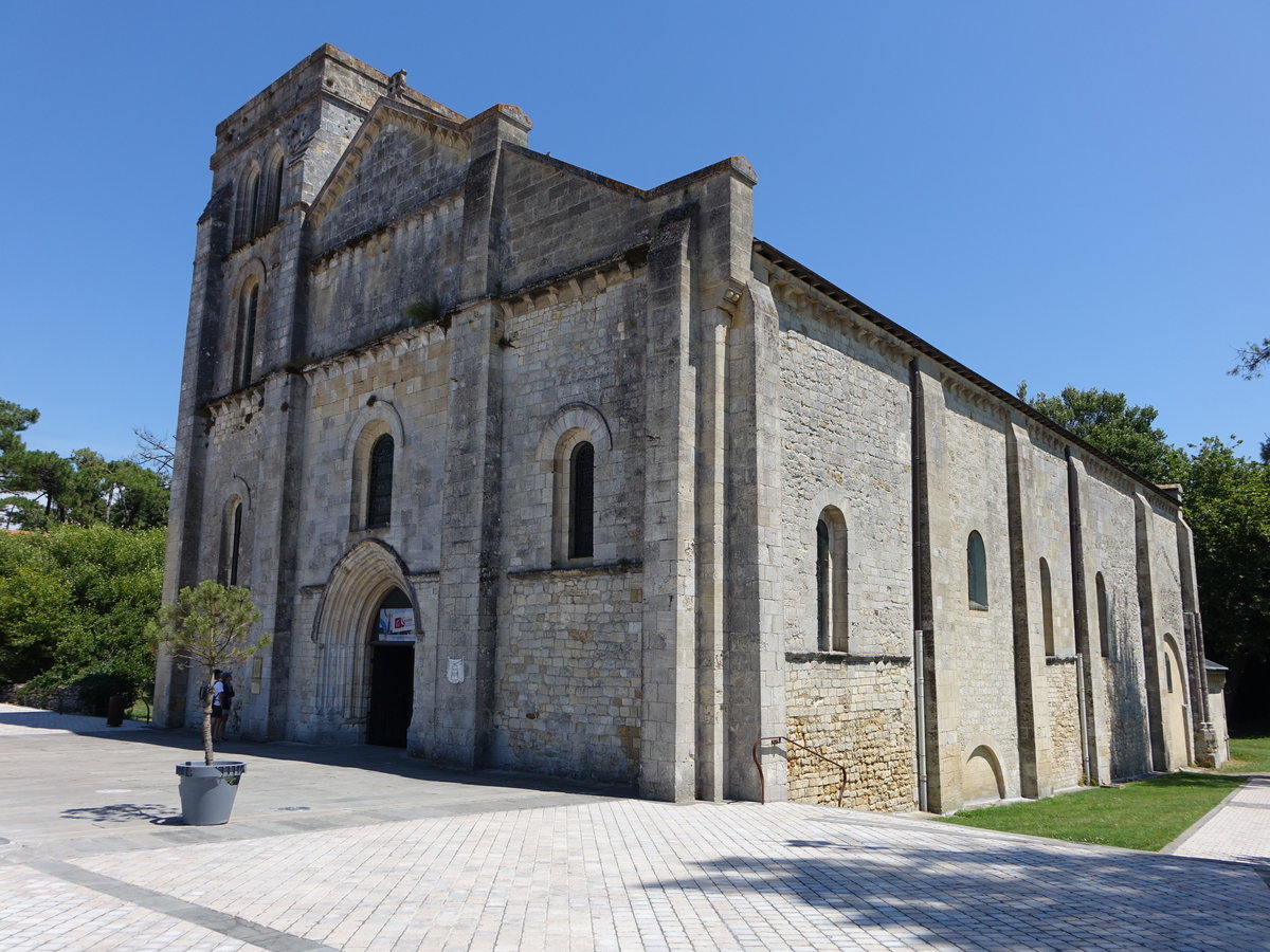 Soulac-sur-Mer, Kirche Notre-Dame-de-la-fin-des-Terres, ehemalige Benediktinerklosterkirche, erbaut im 12. Jahrhundert (24.07.2018)