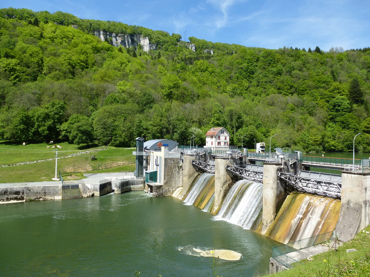 Soulce-Cernay, Stauwehr und E-Kraftwerk im Doubstal, stlich von St.Hypolite, Mai 2017