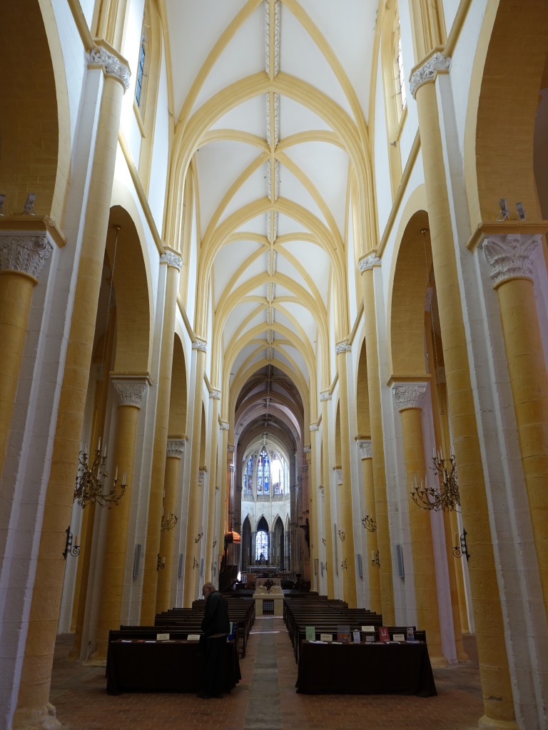 Souvigny, Mittelschiff der Prioratskirche St. Pierre (31.10.2015)