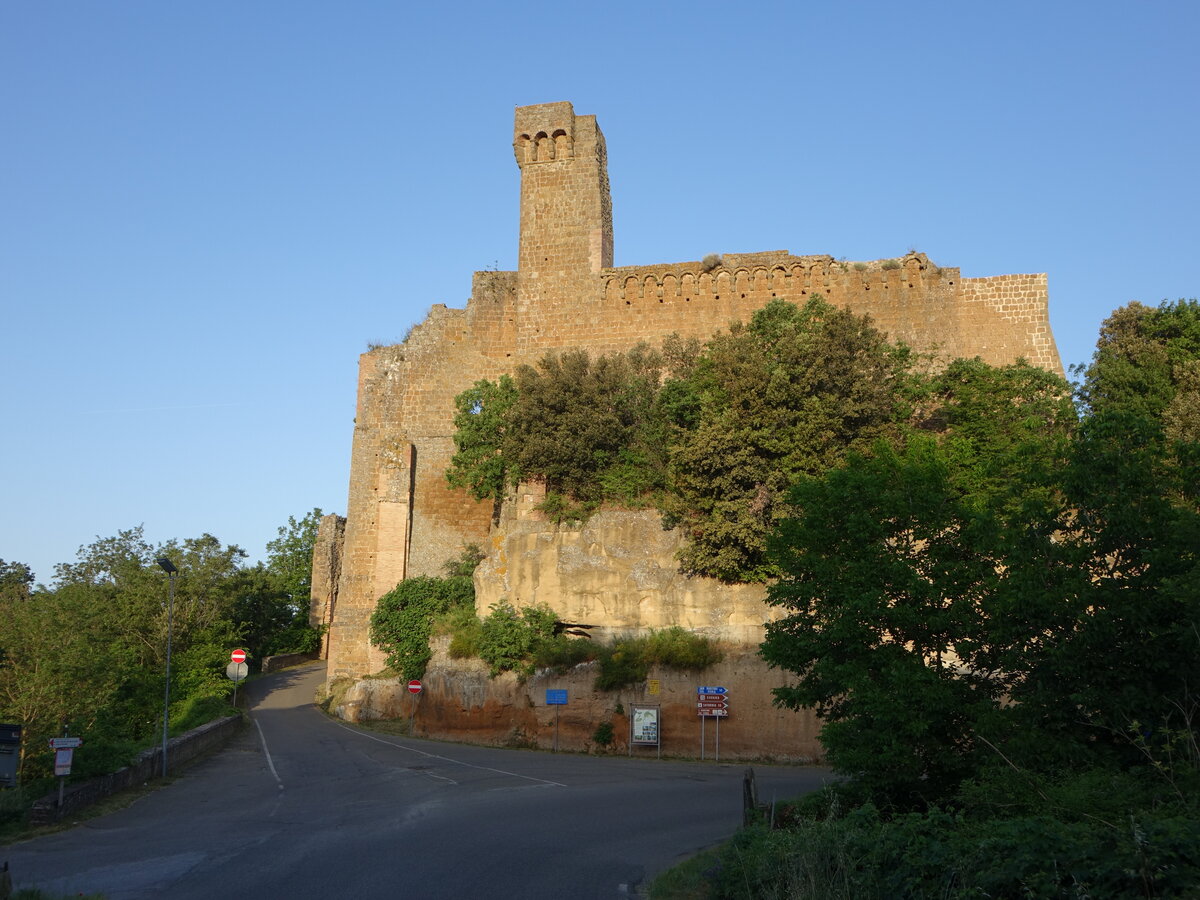 Sovana, Rocca Aldobrandesca, erbaut im 11. Jahrhundert auf einer schon in der Etruskerzeit behauenen Felsflche (22.05.2022)