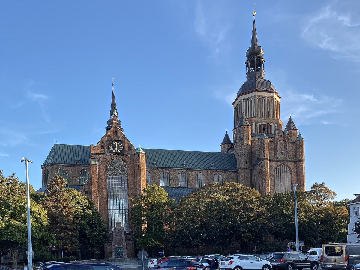 Sowjetisches Ehrenmal vor der Marienkirche am Neuen Markt in Stralsund am 21. September 2020.