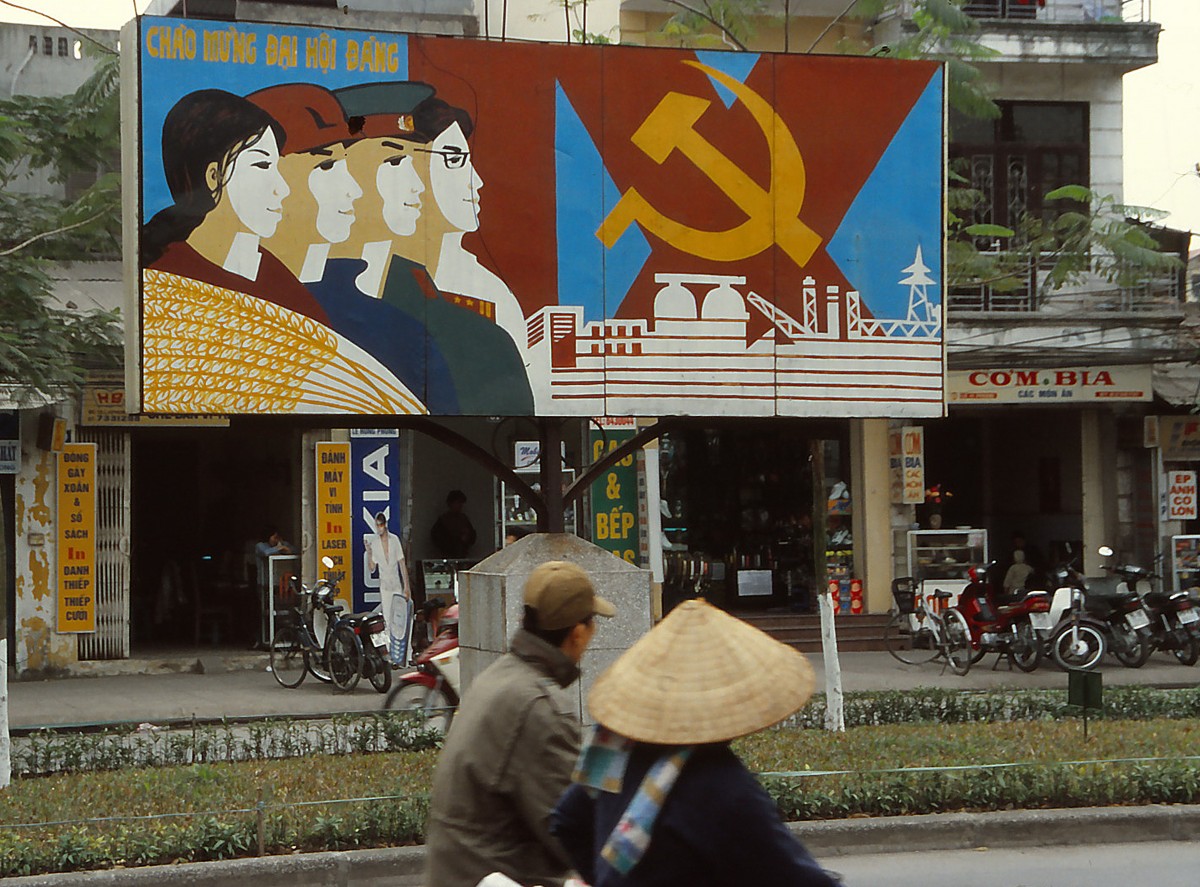 Sozialistische Propaganda in der alten vietnamesischen Kaiserstadt von Hu. Aufnahme: Januar 2002 (Scan vom Dia).