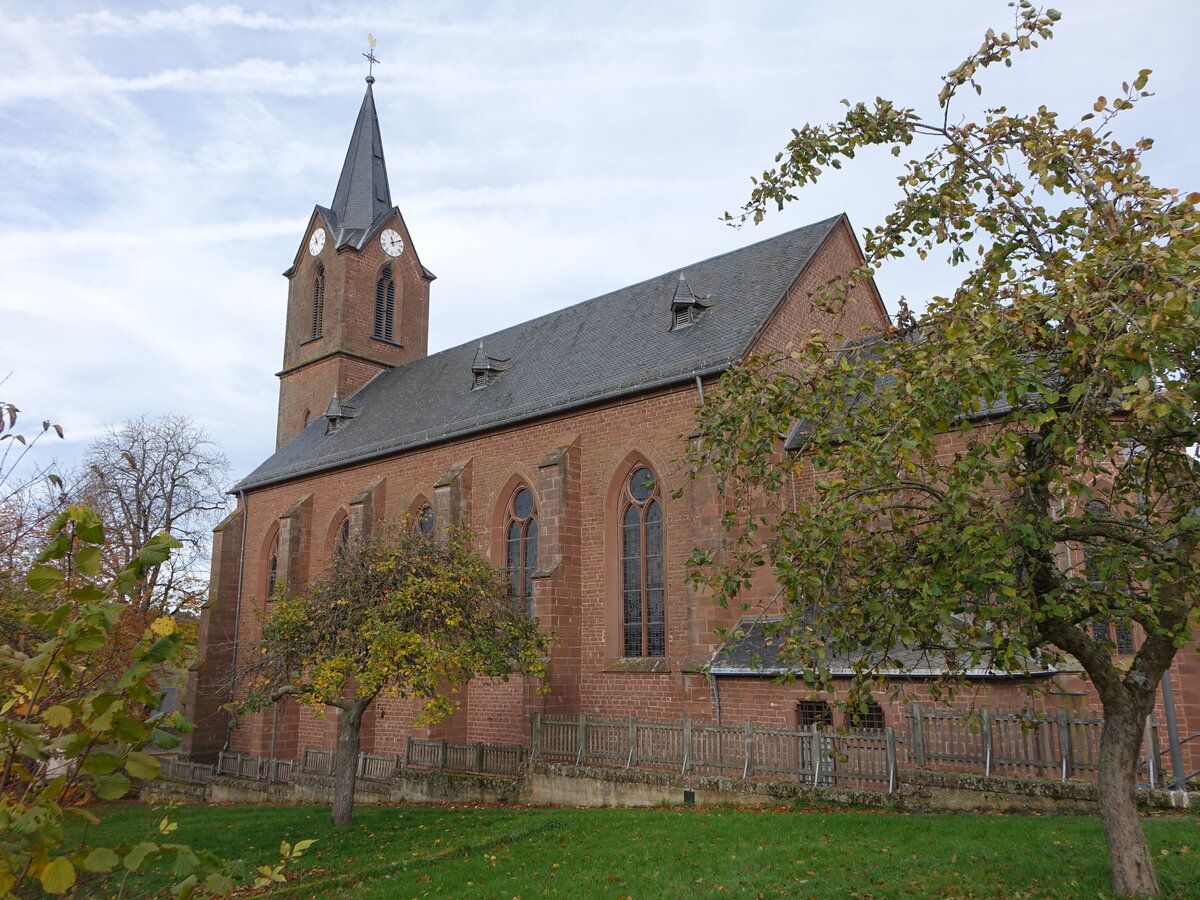 Spangdahlem, Pfarrkirche St. Nikolaus, neugotischer Saalbau aus Rotsandstein, erbaut von 1874 bis 1875 durch Heinrich Bruck (06.11.2025)