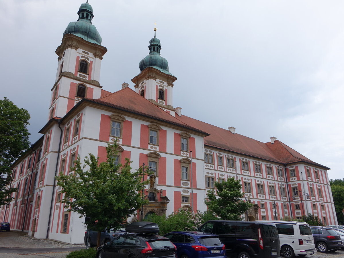 Speinshart, Katholische Pfarrkirche und Prmonstratenser-Stiftskirche Unbefleckte Empfngnis Mari, Wandpfeiler-Emporenbau mit Walmdach ber rechteckigem Grundriss, integrierte Vorhalle nach Westen, Flankentrme mit Zwiebelhauben, erbaut von 1691 bis 1695 von Wolfgang und Georg Dientzenhofer (19.05.2018)