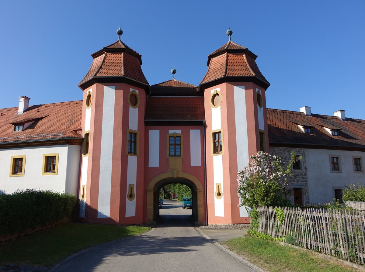 Speinshart, Torbau, zweigeschossiger kompakter Mansardwalmdachbau mit korbbogiger Durchfahrt, erbaut 1746 (21.05.2018)