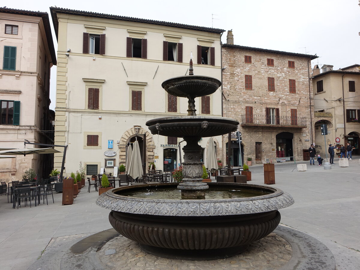 Spello, Brunnen und Huser an der Piazza della Repubblica (27.03.2022)