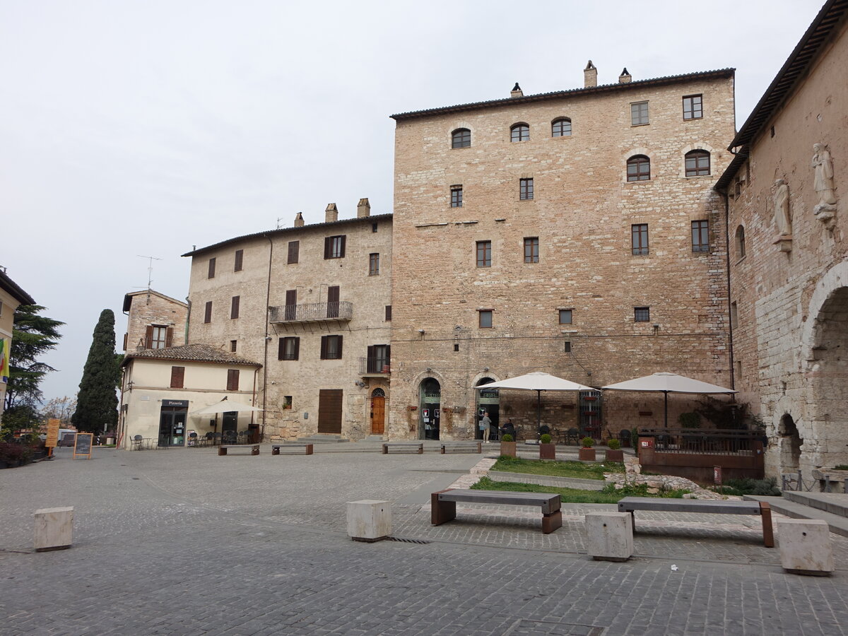 Spello, Palste an der Piazza John F. Kennedy (27.03.2022)