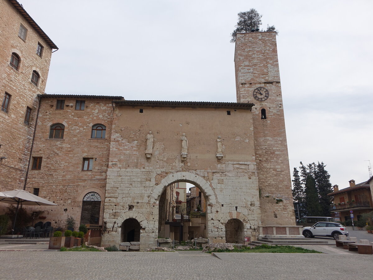 Spello, Porta Consolare, erbaut in der Zeit der rmischen Republik, im 16. Jahrhundert mit drei beim Amphitheater gefundenen Statuen versehen (27.03.2022)