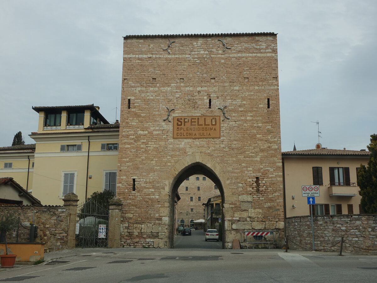 Spello, Porta Urbica, einbogiges Stadttor aus rmischer Zeit (27.03.2022)