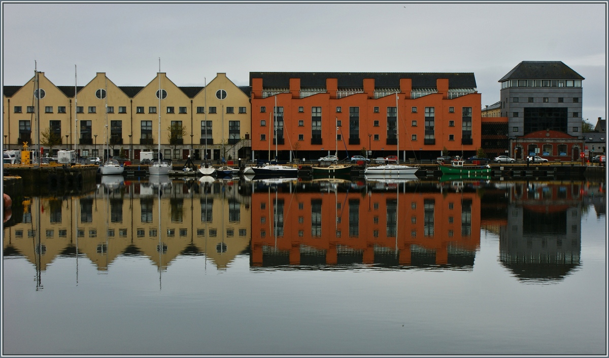 Spiegelbild am Hafenbecken von Galway.
(25.04.2013)