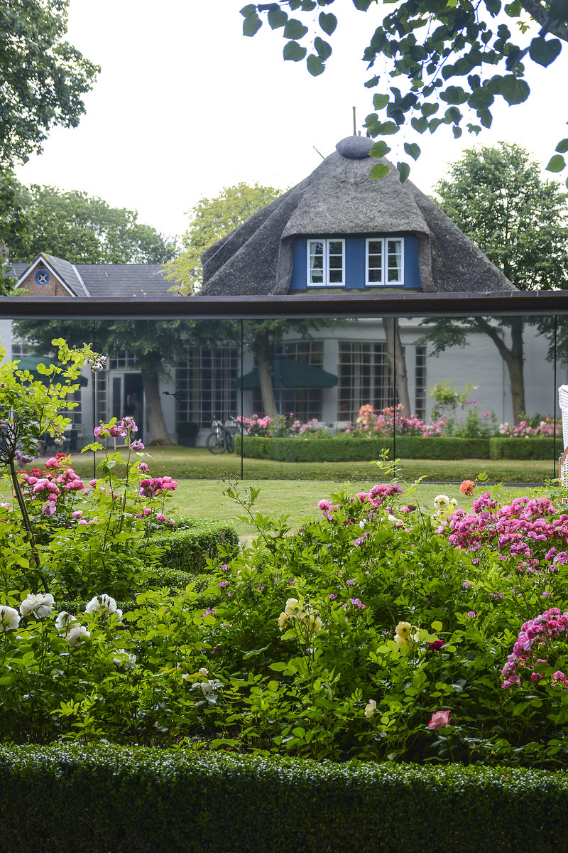 Spiegelung am Museum Kunst der Westkste in Alkersum auf der Insel Fhr. Aufnahme: 3. Juli 2019.