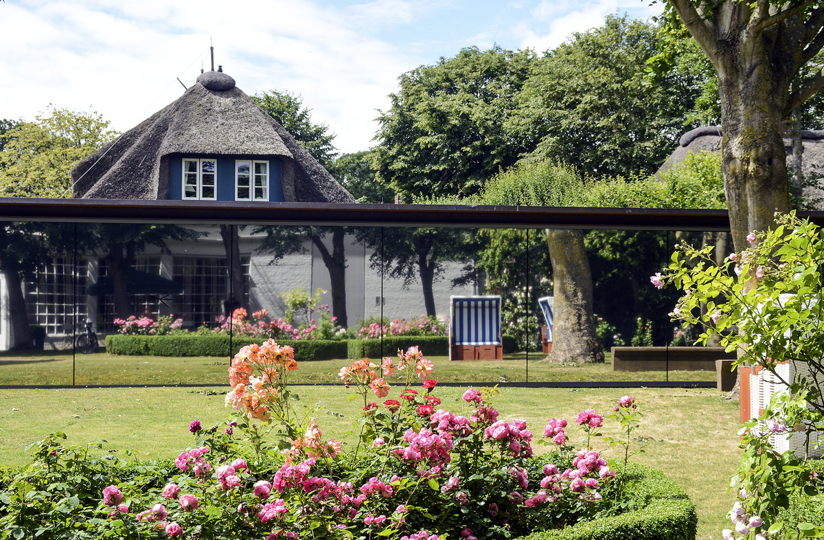 Spiegelung am Museum Kunst der Westkste in Alkersum auf der Insel Fhr. Aufnahme: 3. Juli 2019.