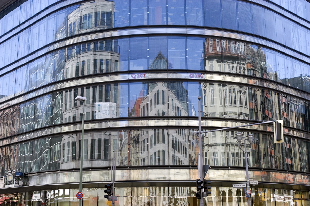 Spiegelung auf einer Fassade an der Friedrichstrae in Berlin. Aufnahme: April 2007.