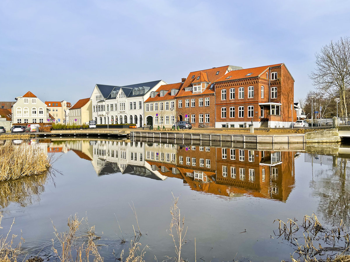 Spiegelung in der Wiedau in Tnder (Deutsch: Tondern) in Snderjylland/Nordschleswig. Aufnahme: 22. Februar 2021.