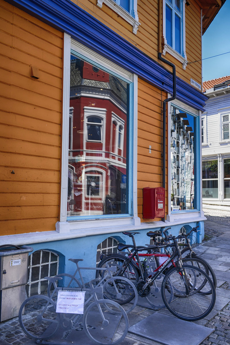 Spiegelungen im Straenfenster des Hauses Kirkegata 41 in Stavanger - Norwegen. 
Aufnahme: 2. Juli 2018.