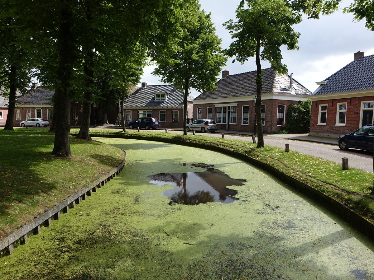 Spijk, Huser entlang des Wassergraben am T-Loug Plein (28.07.2017)