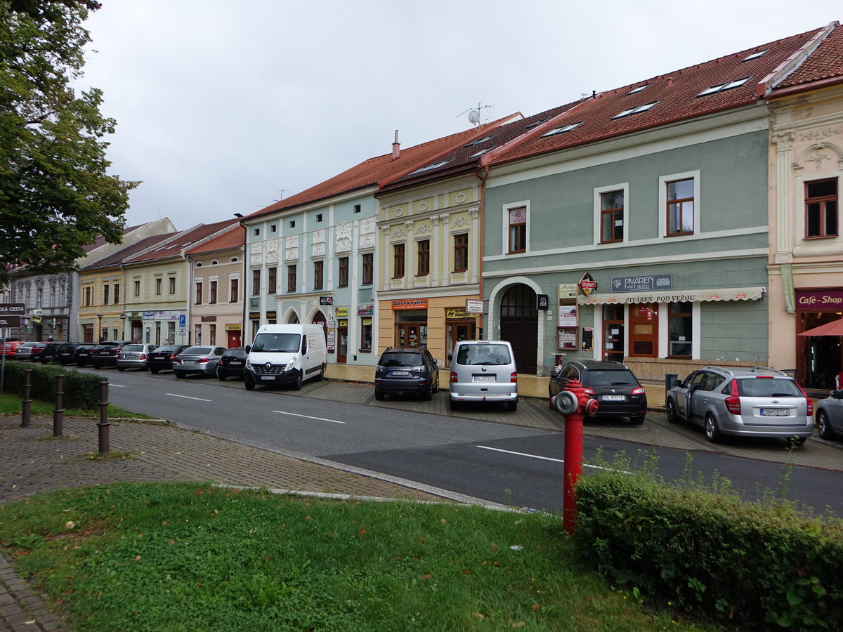 Spisska Nova Ves / Zipser Neudorf, Gebude in der Zimna Strae entlang des Hauptplatzes (01.09.2020)