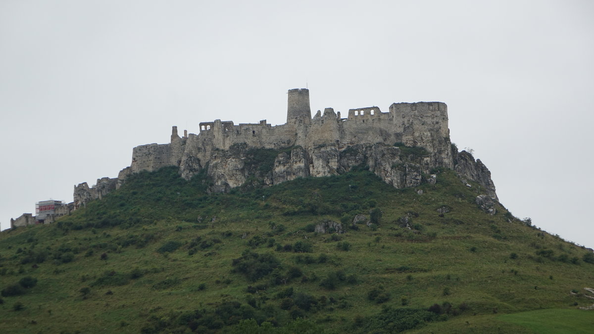 Spisske Podhradie / Kirchdrauf, Zipser Burg, Hhenburg auf einem 634 Meter hohen Travertinkegel, erbaut ab dem 12. Jahrhundert (01.09.2020)