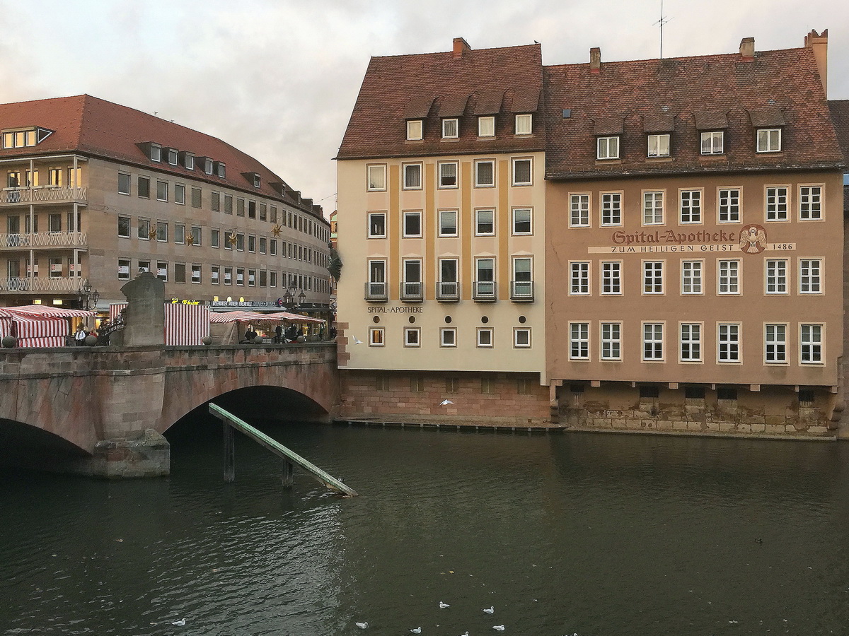 Spital Apotheke zum Heiligen Geist in der  Spitalgasse in  Nrnberg am 15. November 2015

