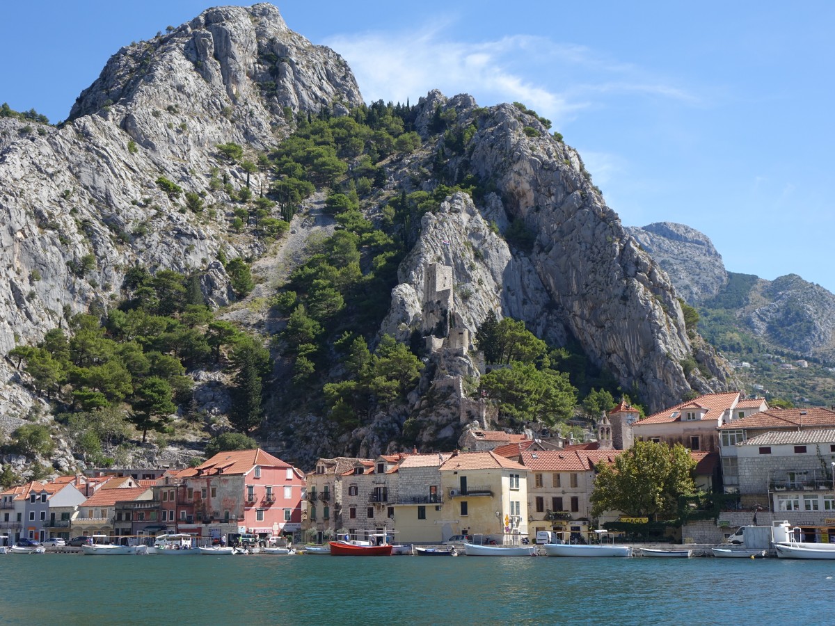 Split, Aussicht auf den Ort Omis mit Festung und St. Michael Kirche (23.09.2015)