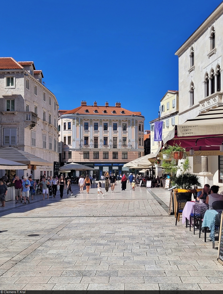 Split (HR):
Ansicht vom Volksplatz (Narodni trg), an dessen Ende sich ein Apartmenthaus (Nakic Palace) befindet.

🕓 5.9.2022 | 12:26 Uhr