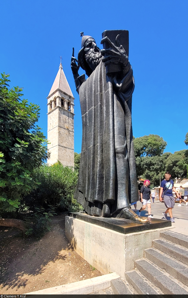 Split (HR):
Gregor von Nin sowie der Glockenturm von St. Arnirius an der Ulica kralja Tomislava.

🕓 5.9.2022 | 12:33 Uhr