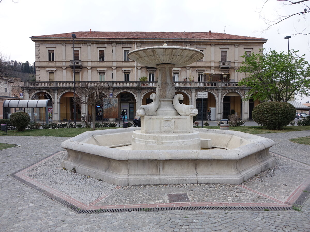 Spoleto, Fontana del Delfini an der Piazza della Vittoria (27.03.2022)