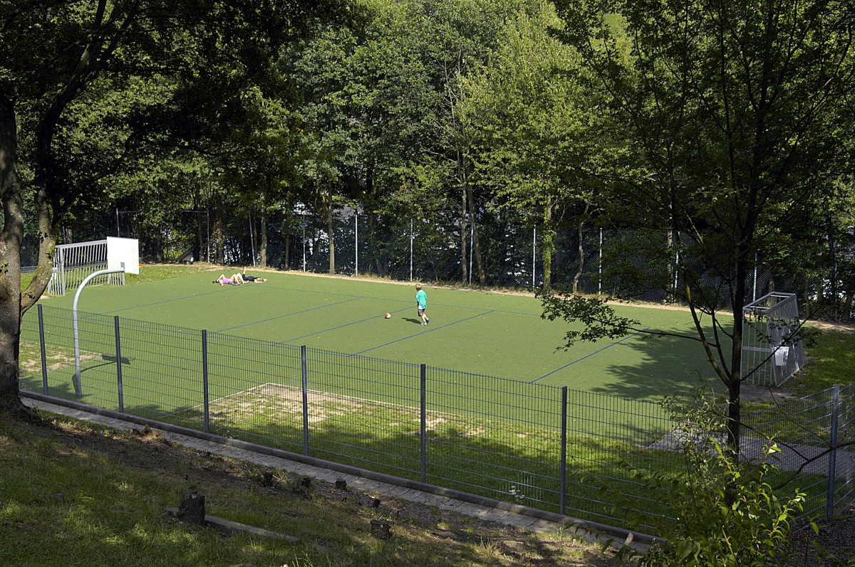 Sportplatz an der Jugendherberge in Traben-Trarbach. Aufnahme: Juli 2007.