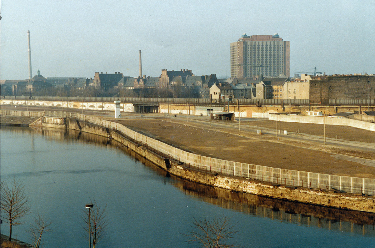Spree und die Berliner Mauer am Schiffbauerdamm. Aufnahme: Mrz 1984 (digitalisiertes Negativfoto).