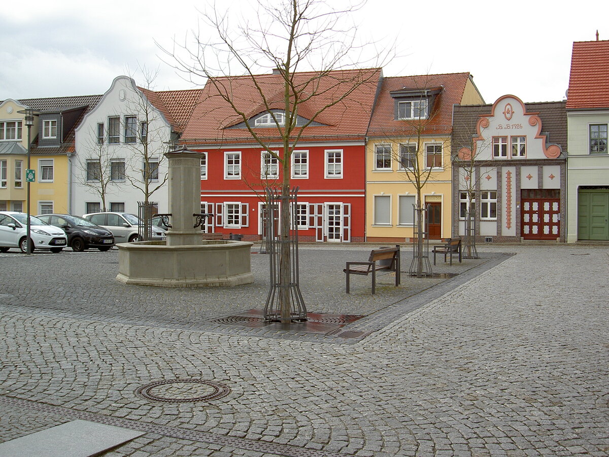 Spremberg, Brunnen und Huser am kleinen Markt (02.04.2012)