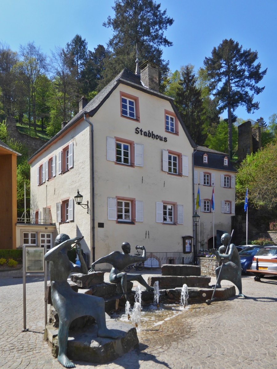 Springbrinnen vor dem Stadthaus in Vianden. 04.2022