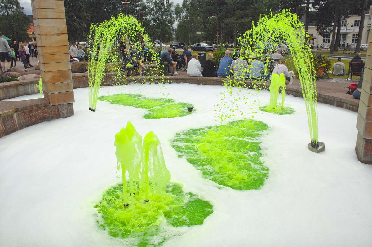 Springbrunnen mit grellen Farben auf dem Markplatz (schwedisch: Target) von Rttvik in Dalarna - Schweden. Aufnahme: 31. Juli 2017.