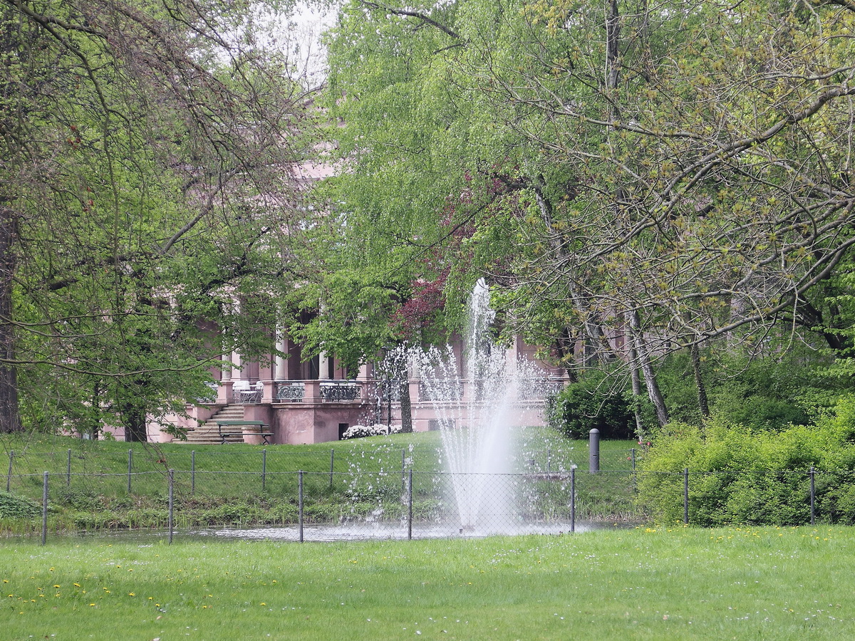 Springbrunnen im Park des Schloss Biesdorf in Berlin am 03. Mai 2017.