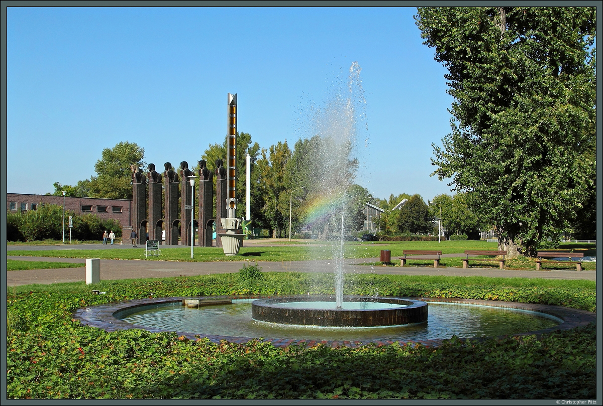 Springbrunnen und Pferdetor im Rotehornpark. (Magdeburg, 03.10.2013)