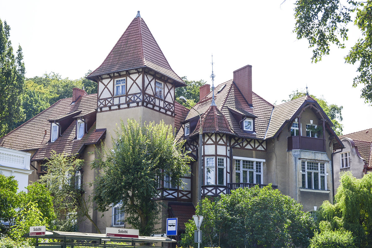 Spuren einstigen Wohlstands im Jschkenthal (Jaskowa Molina) im Danziger Ortsteil Langfuhr (Gdansk-Wrzeszcz). Aufnahme: 14. August 2019.