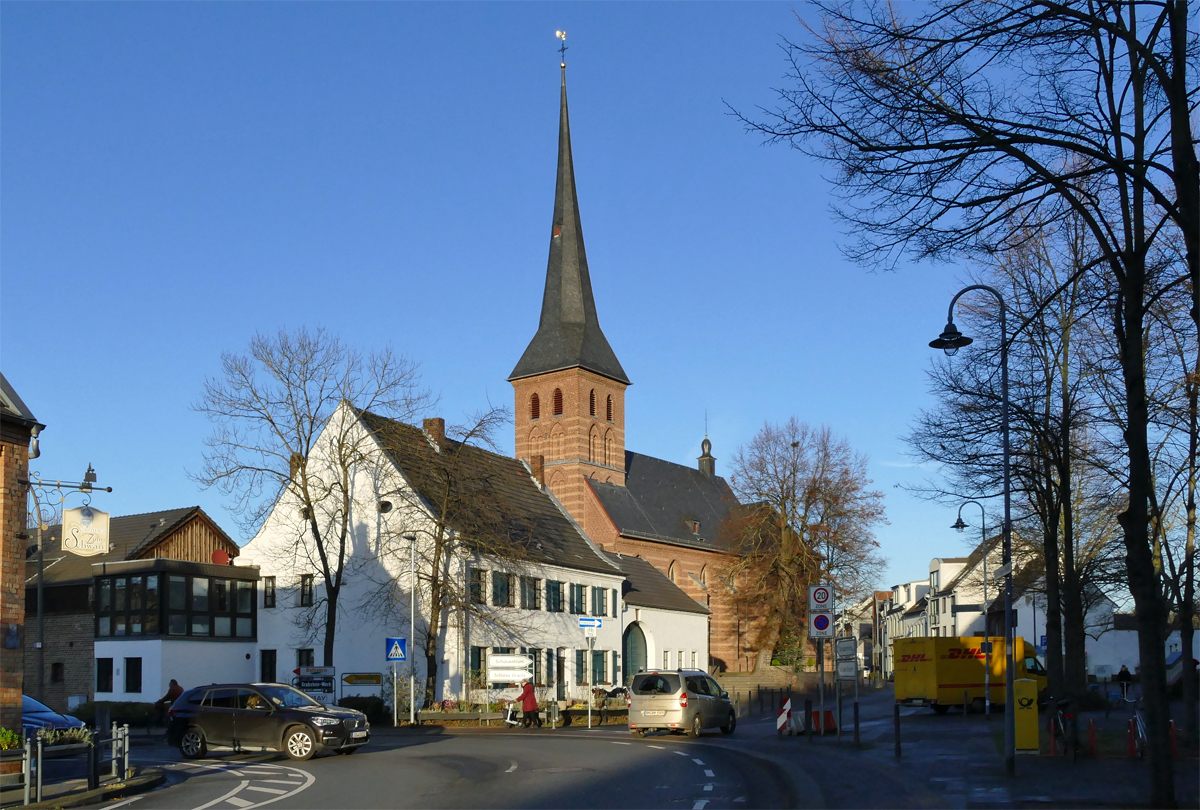 St. Alban-Kirche, davor Fachklinik fr Drogenabhngige Frauen in Erftstadt-Liblar - 19.12.2019