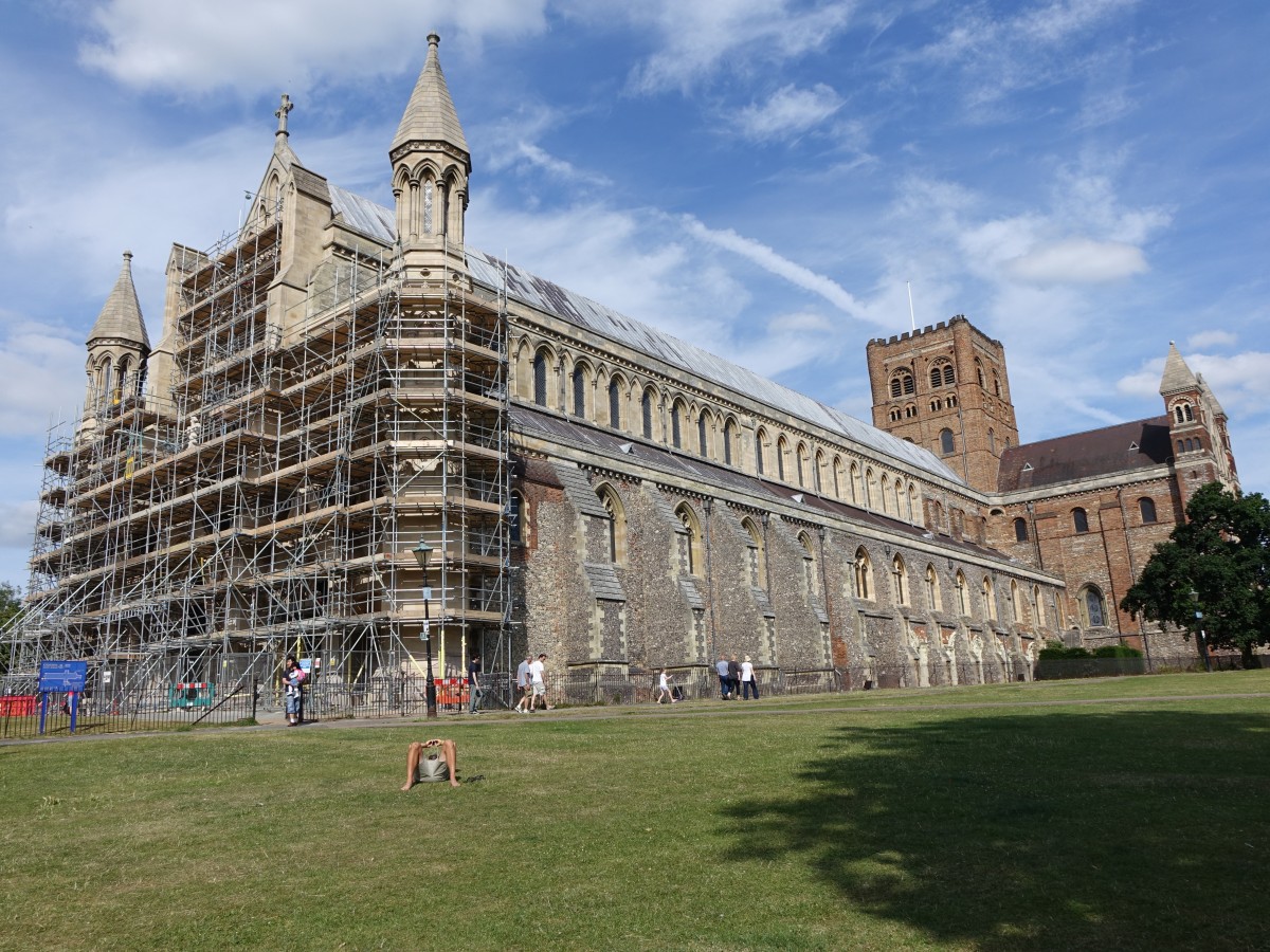 St. Albans, Kathedrale, erbaut von 1077 bis 1116 durch Paul of Cean, Querschiffe erbaut im 13. Jahrhundert (11.07.2015)
