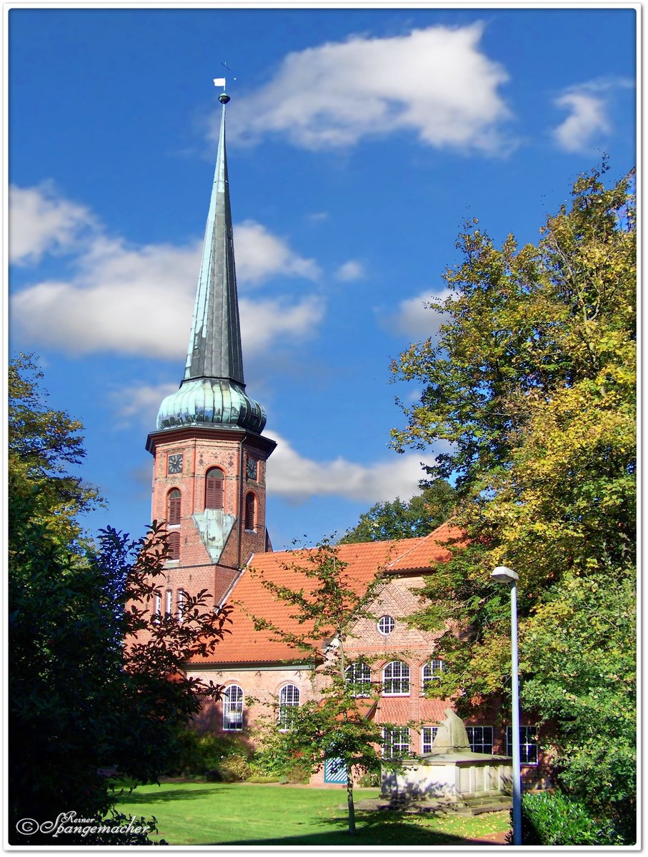 St. Dionysius-Kirche Sittensen, im Oktober 2011. Sie ist von einer Parklandschaft umgeben und liegt direkt an der Oste.