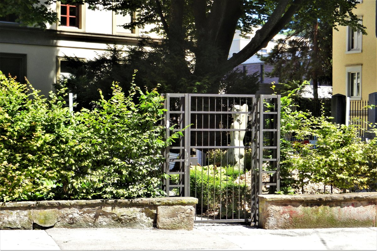 St. Gallen, am Burggraben. Schnheit hinter Gittern - 18.07.2014