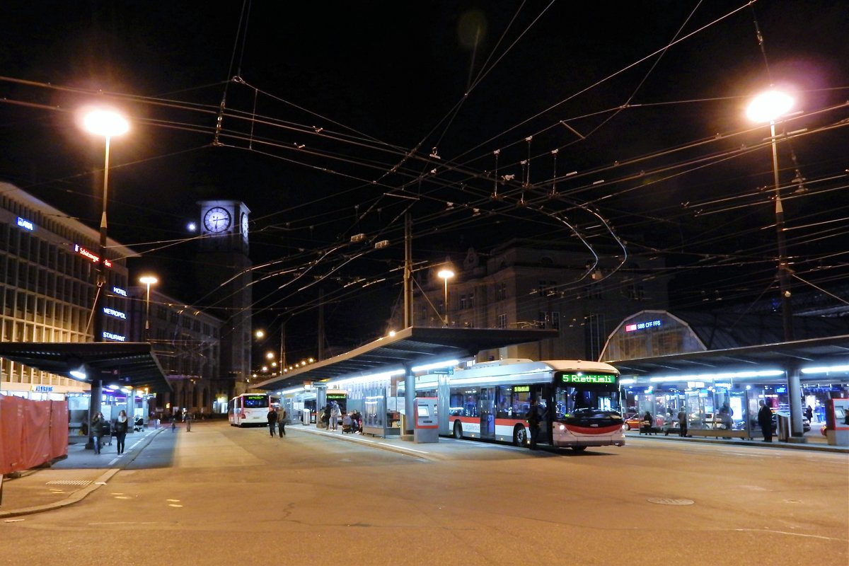 St. Gallen, Bahnhofplatz vor dem groen Umbau (bis Ende 2018 wird der Platz komplett neu gestaltet und aufgewertet) - 08.11.2014