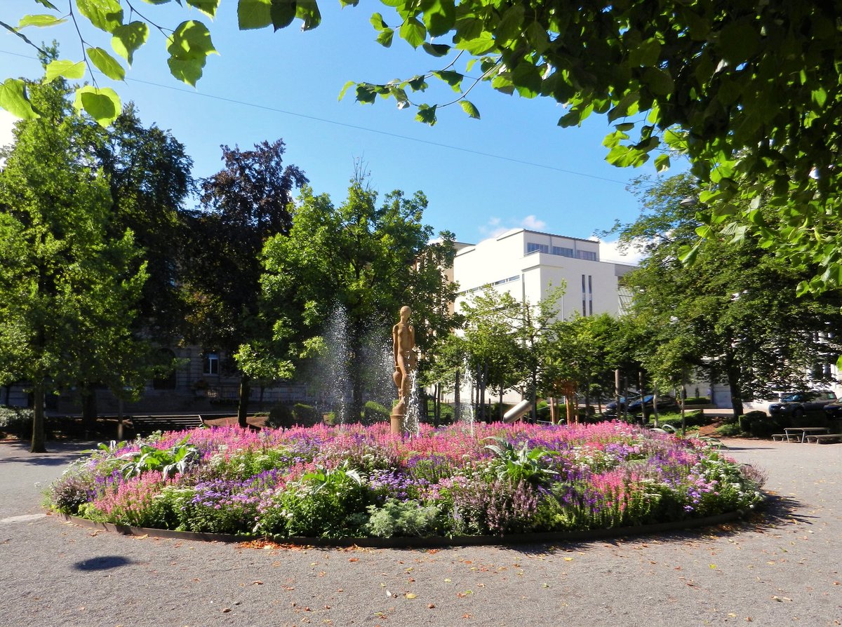 St. Gallen, St. Leonhard-Prklein an der St. Leonhardstrasse. Mdchen mit Wasserkrug von Wilhelm Meier (Herstellung 1927) - 30.07.2013