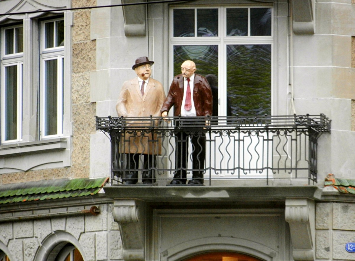 St. Gallen, zwei lustige Kerle auf dem Balkon an der Rosenbergstrasse 42, beim Bahnhof - 15.10.2012