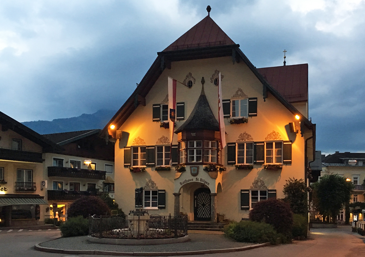 St. Gilgen am Wolfgangsee - Rathaus bei Nacht - 12.06.2017