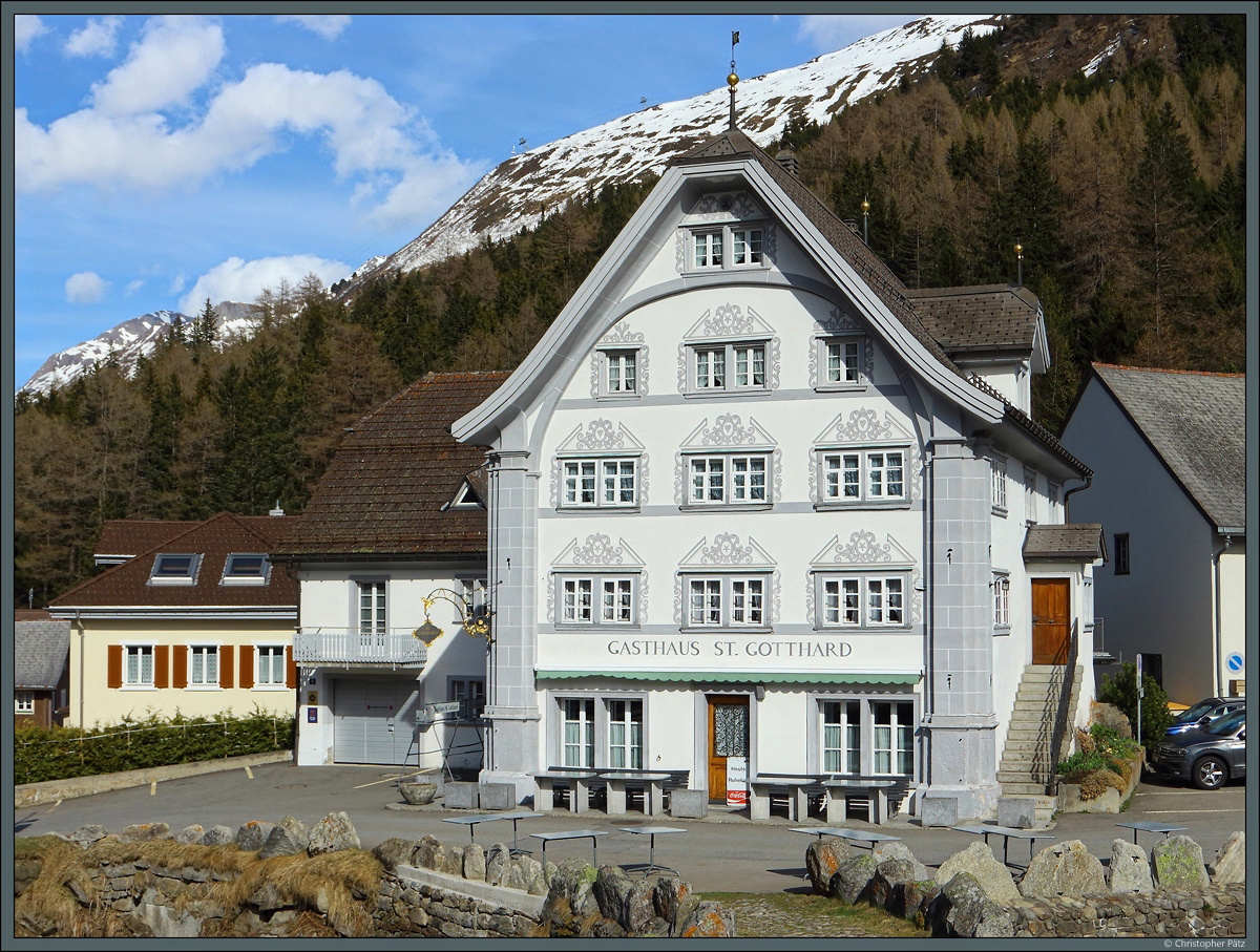 St. Gotthard ist ein beliebter Namensgeber fr Unterknfte und Gasthuser am Gotthardpass. Das denkmalgeschtzte Gasthaus in Hospental wurde 1722 erbaut. (19.04.2022)