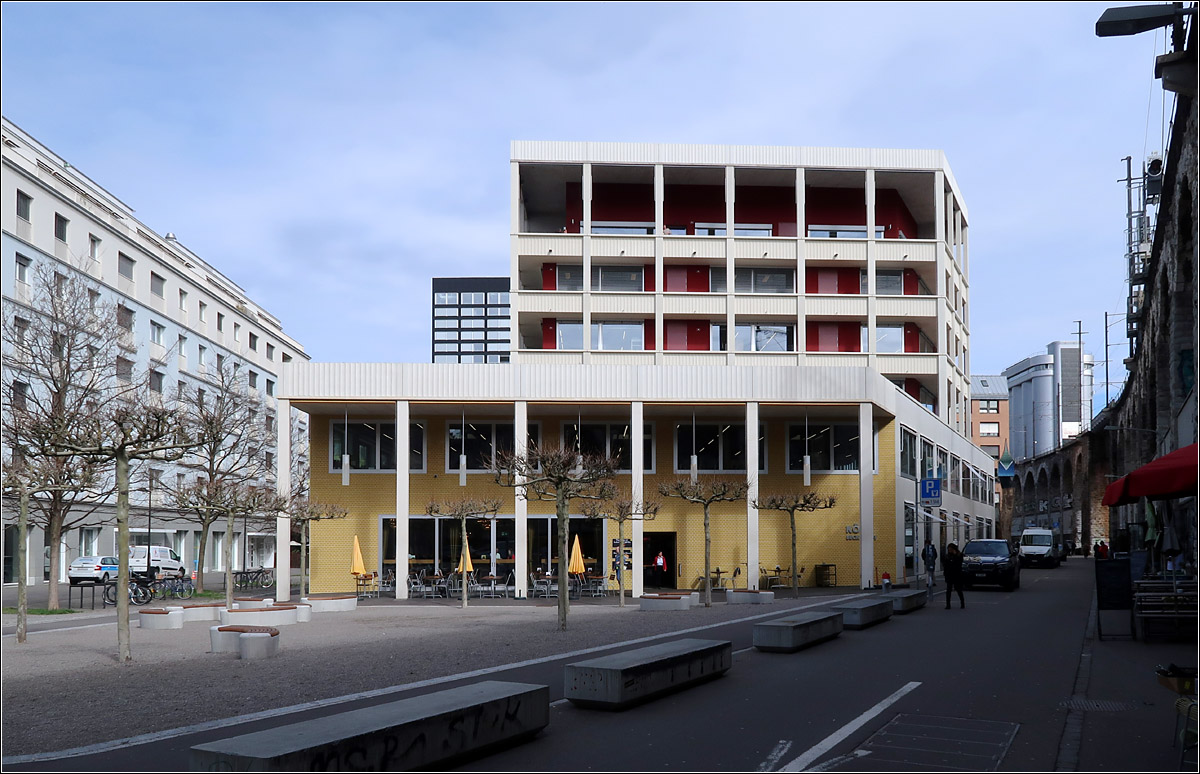 St Jakob Foundation in Zürich -

Das 2018 fertiggestellte Gebäude beherbergt unter anderem eine große Bäckerei.  Die St Jakob Foundation bietet Menschen mit Behinderungen eine Beschäftigungsmöglichkeit, wie hier in der großen Bäckerei. Das Gebäude steht neben dem Aussersihl-Viadukt (rechts am Bildrand). Geplant wurde das ungewöhnliche Haus von Caruso St John Architects aus London.

12.03.2019 (M)