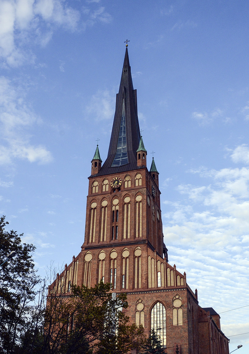 St. Jakobikirche (Katedra Świętego Jakuba) in Stettin (Szczecin). Ab 2007 wurden Umbauarbeiten durchgefhrt, bei denen dem Kirchturm wieder ein Turmhelm aufgesetzt wurde.[2] Der neue Turmhelm hat ein anderes Aussehen als der 1944 zerstrte. Er ist dem ursprnglichen, 1677 zerstrten Turmhelm nachempfunden Aufnahme: 10. August 2019.