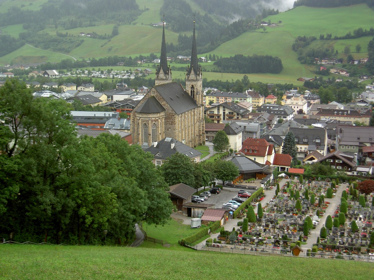 St. Johann im Pongau, neugotische St. Johannes Kirche, erbaut von 1871 bis 1876 mit 62 Meter hohen Trmen (31.07.2014)
