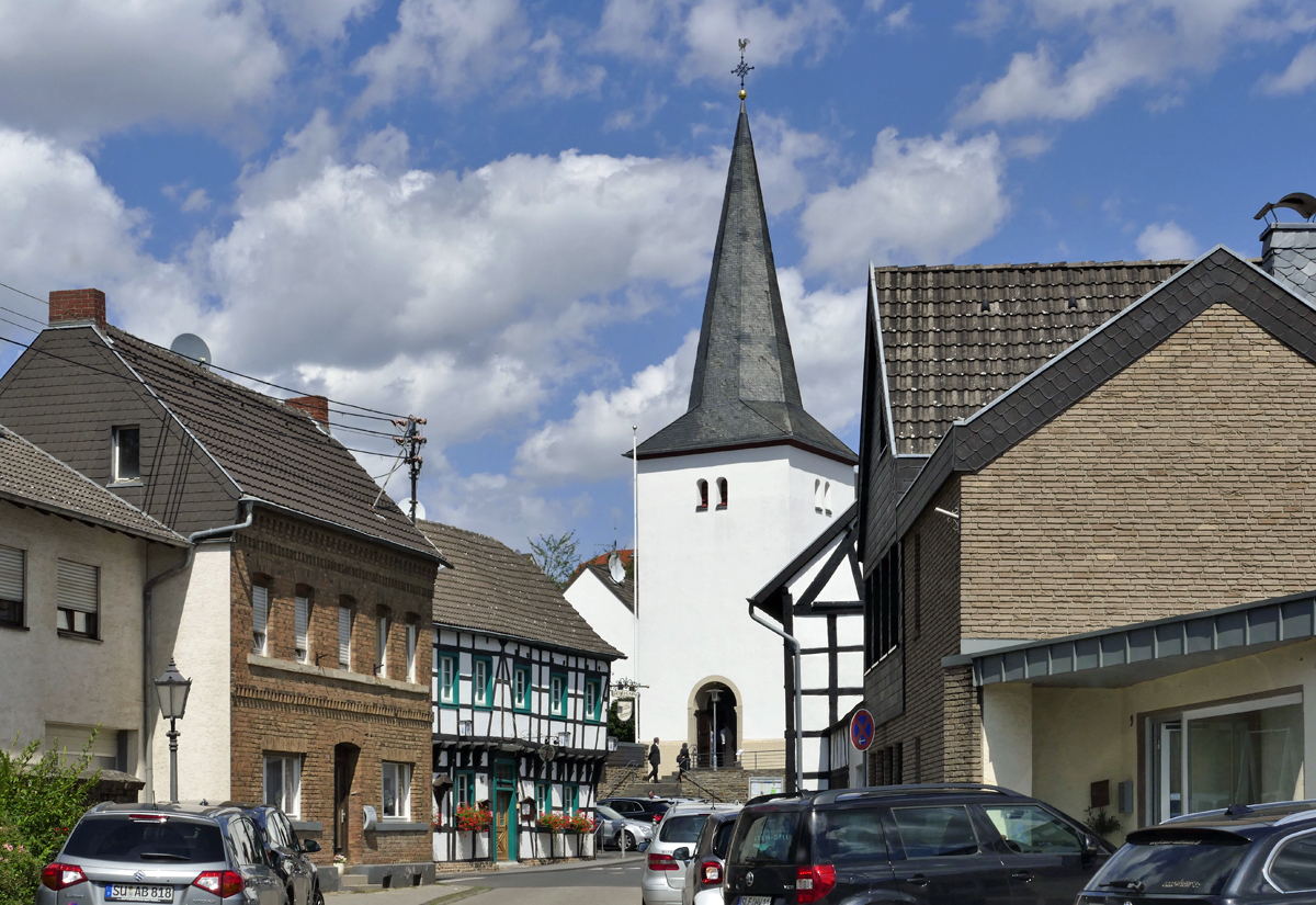 St. Johannes der Tufer und links davor der Fachwerk-Gasthof  Zum Schwan  in Weilerswist-Metternich - 14.08.2019