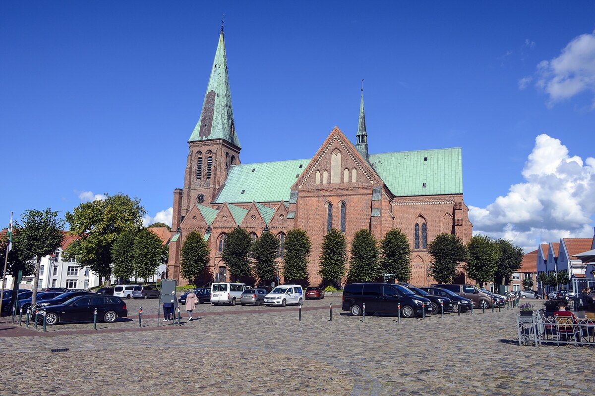 St. Johannis in Meldorf, hufig als Meldorfer Dom bezeichnet, ist eine Kirche in Dithmarschen an der schleswig-holsteinischen Westkste. Aufnahme: 22. September 2022.