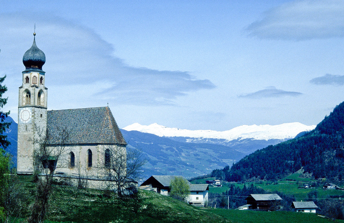St. Konstantin-Kirche in Sdtirol (Alto Adige). Bild vom Dia. Aufnahme: April 2001.